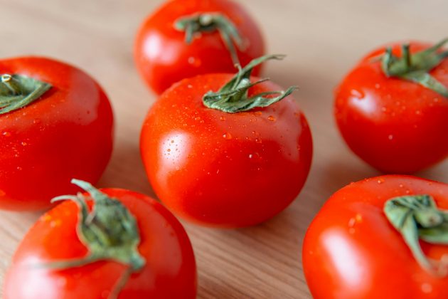 Em termos de molhos, você pode usar pesto caseiro, suco de limão e ervas frescas para dar sabor aos seus pratos. (Foto: Pexels)