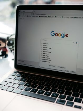 A saber, o veículo russo RBC relatou que a multa aplicada ao Google está relacionada à restrição de conteúdo de 17 canais de mídia russos no YouTube. (Foto: Pexels)