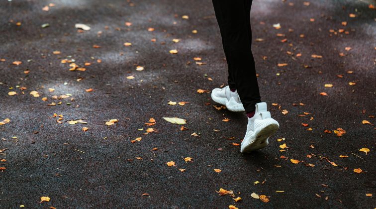 No entanto, estudos e especialistas apontam que, para ver resultados consistentes, a caminhada deve ser realizada por 30 a 60 minutos diários, pelo menos 5 dias por semana. (Foto: Pexels)