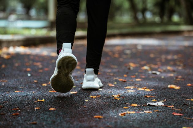 Mas será que apenas alguns minutos por dia são suficientes para ver resultados na balança?. (Foto: Pexels)