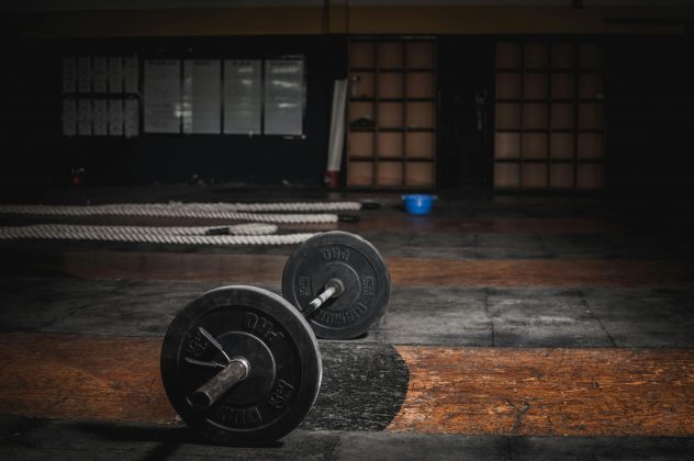 Por isso, quando realizamos exercícios de musculação, é fundamental proteger a coluna para evitar lesões e garantir o ganho de massa muscular. (Foto: Pexels)