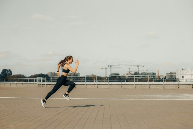 Dessa forma, se você aumentar o ritmo ou alternar entre caminhada rápida e moderada, o gasto calórico aumenta significativamente. Nesse caso, 45 a 60 minutos diários podem acelerar a perda de gordura. (Foto: Pexels)