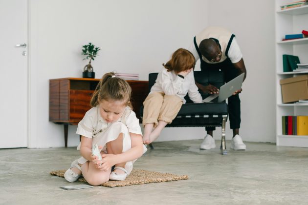 As habilidades e necessidades de pessoas autistas variam e podem evoluir ao longo do tempo. (Foto: Pexels)