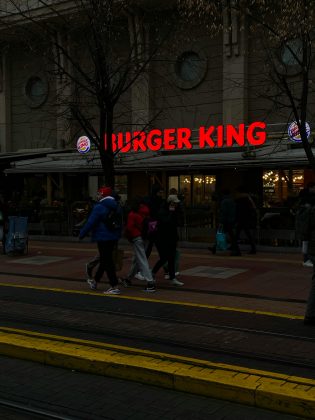 Funcionária do BK é demitida após identificar cliente como "debmental". (Foto: Pexels)