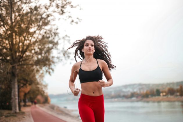 Caminhar é um dos exercícios recomendados para quem deseja perder peso, mas a partir de qual momento começamos a sentir os efeitos? Veja agora! (Foto: Pexels)