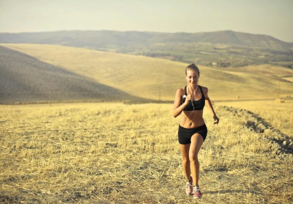 Com isso, se você está buscando uma forma simples e eficaz de perder peso, a caminhada pode ser uma excelente aliada. (Foto: Pexels)