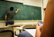 Enquanto o Brasil discute o veto do celular em escolas, países como Suíça, Portugal, Espanha e Austrália já baniram os aparelhos da rotina de estudantes no ambiente educacional. (Foto: Pexels)