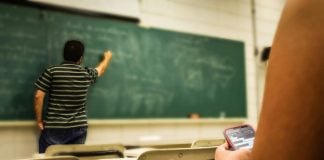 Enquanto o Brasil discute o veto do celular em escolas, países como Suíça, Portugal, Espanha e Austrália já baniram os aparelhos da rotina de estudantes no ambiente educacional. (Foto: Pexels)