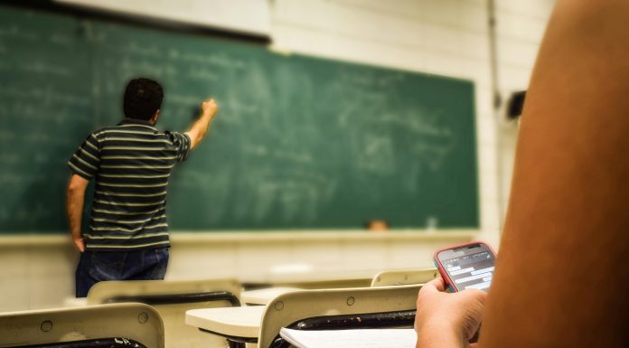 Enquanto o Brasil discute o veto do celular em escolas, países como Suíça, Portugal, Espanha e Austrália já baniram os aparelhos da rotina de estudantes no ambiente educacional. (Foto: Pexels)