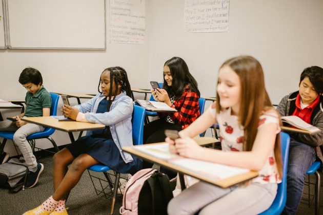 Autoridades suíças defendem que os dispositivos afetam a interação pessoal entre os estudantes. (Foto: Pexels)