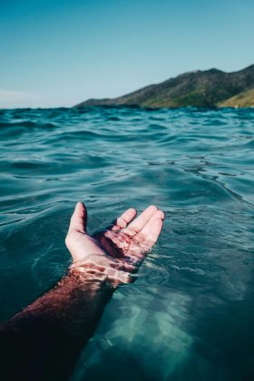 Quando a pele fica muito molhada, os nervos mandam uma mensagem para o cérebro dizendo que é hora de enxugar os dedos e facilitar a nossa vida. (Foto: Pexels)