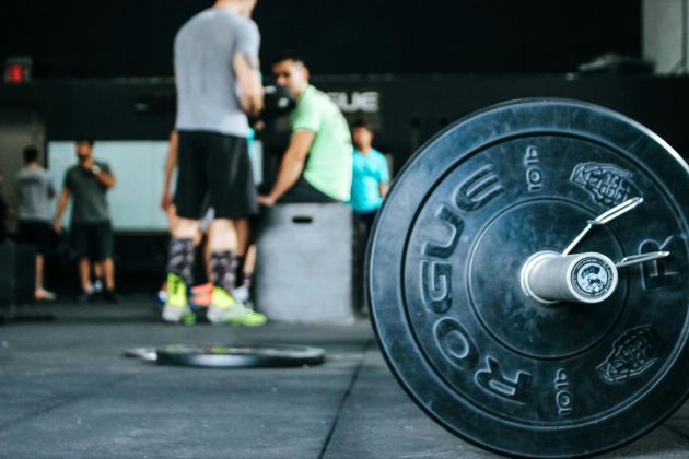 E a coluna pode ser uma das mais prejudicadas quando o exercício é feito de forma errada. (Foto: Pexels)