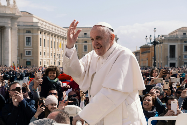 Ainda segundo o Vaticano, o papa ficou "comovido com as numerosas mensagens de carinho" que recebeu, além de mensagens e desenhos com votos de melhoras de fiéis que também estão internados no hospital. (Foto: Reprodução)