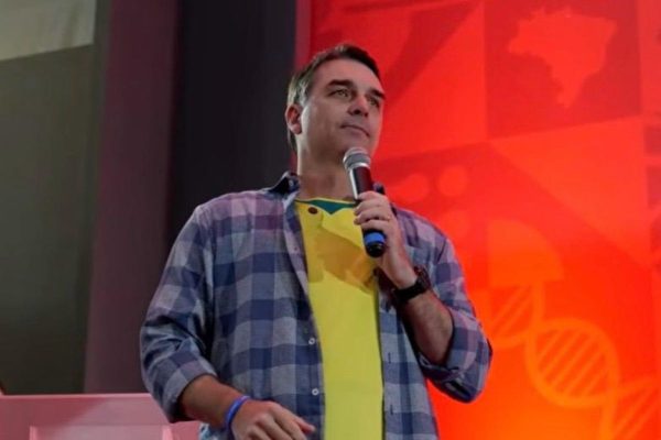 Flávio Bolsonaro planeja retorno aos EUA para evitar tarifa de 25% em produtos brasileiros