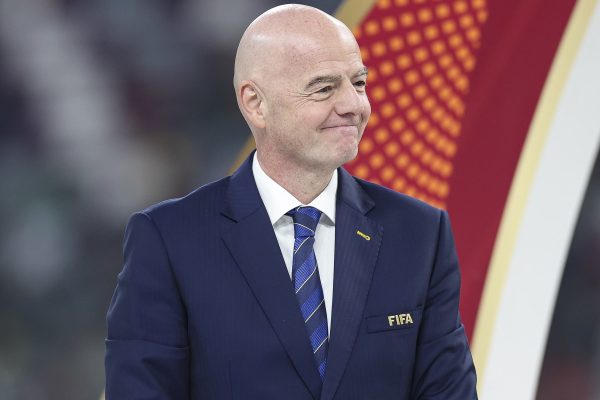 Infantino declara que FIFA não lucra com pausas para hidratação na Copa