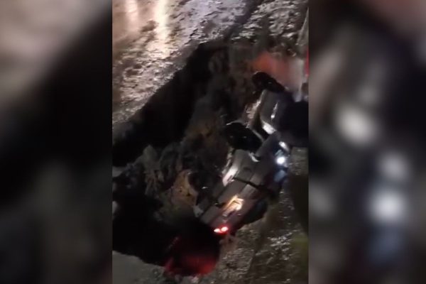 Carro é engolido por cratera após chuva intensa em Ribeirão Pires, SP