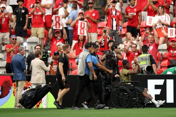Koné é homenageado por torcedores canadenses antes de jogo contra Suíça
