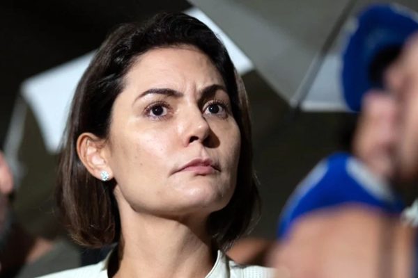 Michelle Bolsonaro relata “ataques covardes” de apoiadores de Bolsonaro