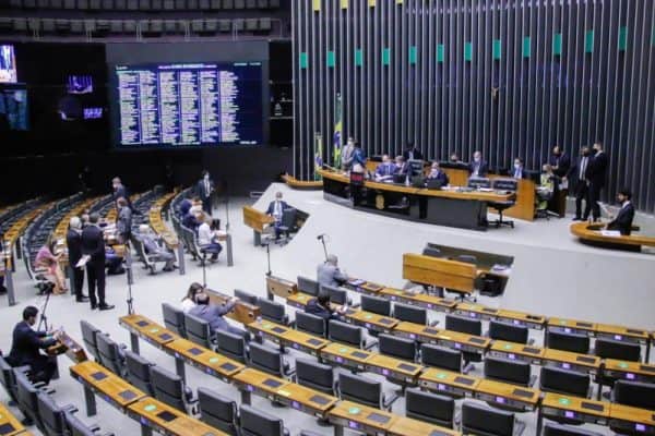 Câmara dos Deputados decreta ponto facultativo na segunda-feira devido ao jogo do Brasil