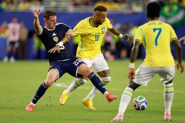 Neymar atinge 13 cartões amarelos provocados em Copas desde 2014