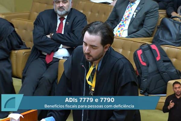 Advogado usa cordão de girassol em sustentação no STF sobre isenção para PCD