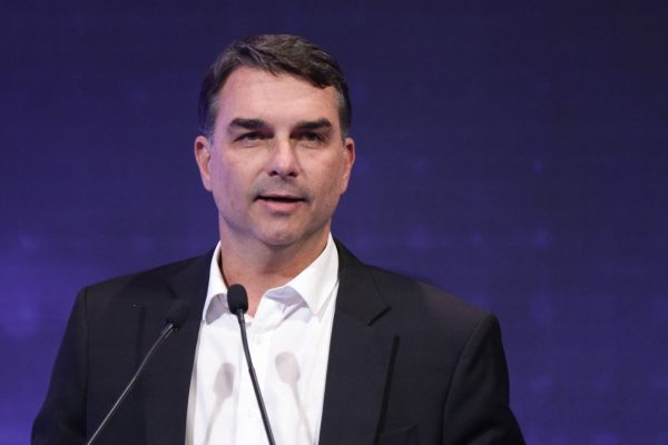Flávio Bolsonaro destaca importância das mulheres após desentendimento com Michelle