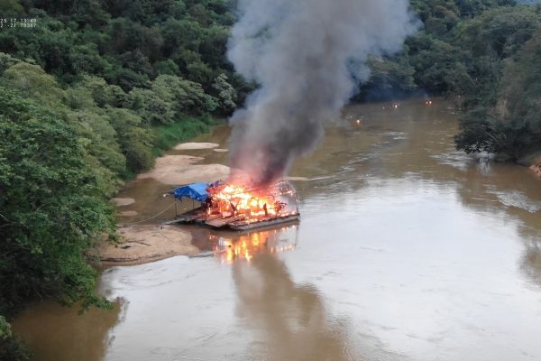 Operação em Minas Gerais desmantela garimpo ilegal com 22 dragas destruídas e cinco presos