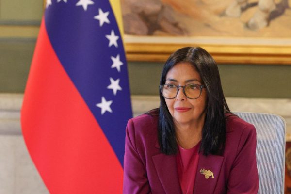 Trump promete apoio dos EUA à Venezuela após terremotos, diz Delcy Rodríguez