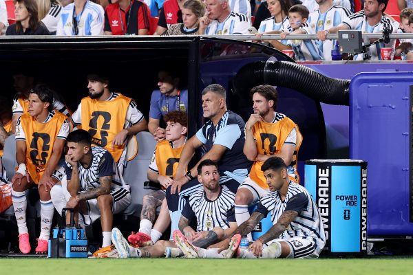 Técnico Lionel Scaloni confirma Messi no banco contra Jordânia