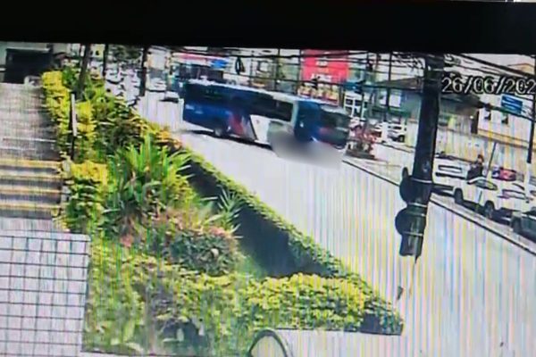 Idosa de 79 anos tem perna amputada após acidente com ônibus em São Vicente