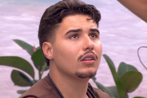 Defesa de ex-BBB Pedro se manifesta após acusação de invasão à casa da ex