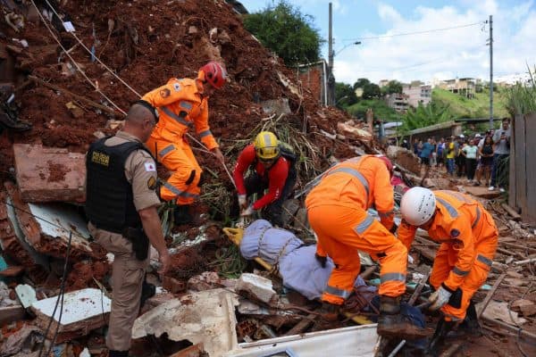 Governador Mateus Simões envia mais bombeiros de MG à Venezuela após terremotos