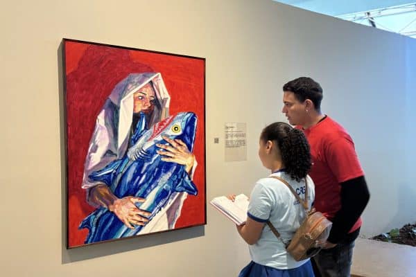 Exposição reúne 200 obras e revisita identidade da capital no Teatro Nacional