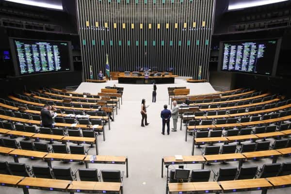 Cláusula de barreira pode afetar PSol, Novo e Missão nas Eleições 2026