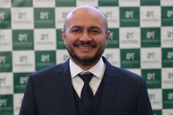 Defensor é acusado de assédio e lê Bíblia para exigir obediência de servidora