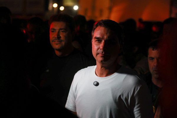 Flávio visita Jair Bolsonaro, mas relação com Michelle permanece tensa