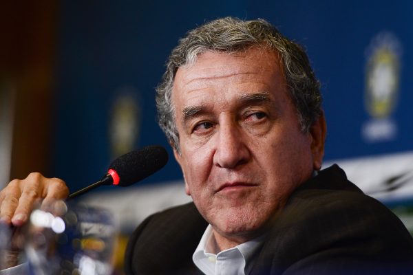 Carlos Alberto Parreira permanece na UTI após cirurgia e respira com aparelhos