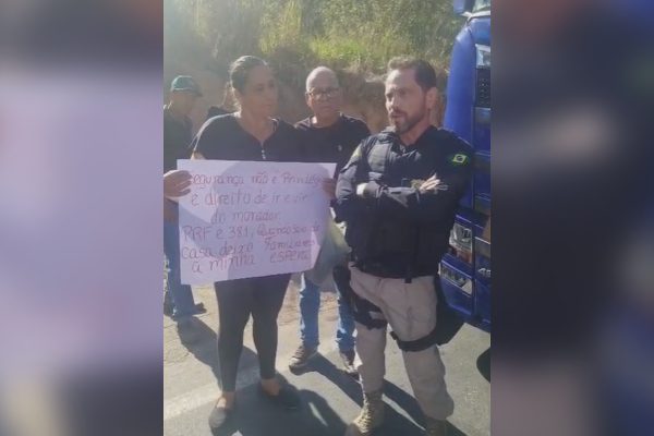 Moradores de Governador Valadares bloqueiam BR-381 em protesto por segurança