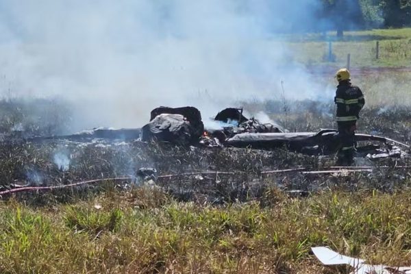 Avião de Pequeno Porte Cai e Incendeia em Fazenda de Goiás; Piloto Sobrevive