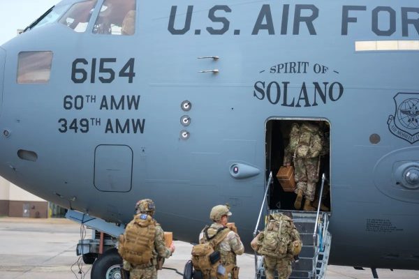 Militares dos EUA intensificam operações de resgate na Venezuela após terremotos