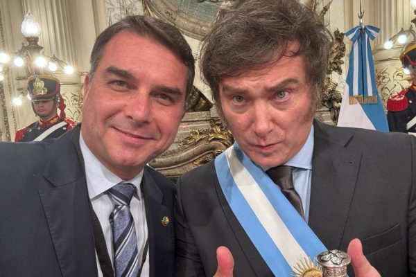Flávio Bolsonaro elogia Milei e promete laços mais fortes com a Argentina