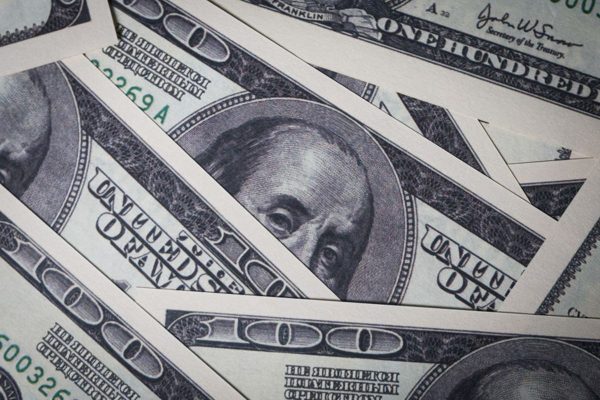 Dólar se Mantém Estável com Mercado Atento à Guerra e Juros
