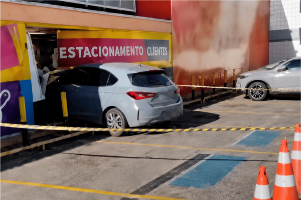 Motorista perde controle e invade loja em Campinas; acidente sem feridos