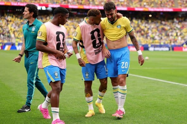 Paquetá deixa o campo amparado após lesão no jogo Brasil x Japão