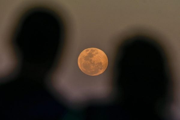 Lua de Morango encanta céu do DF com tons alaranjados; veja como observar