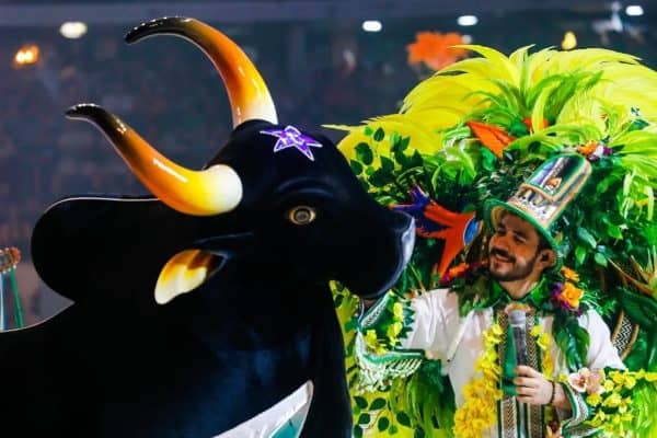 Caprichoso vence Garantido por décimos no Festival de Parintins