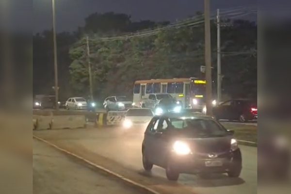 Motoristas desrespeitam bloqueio de ponte no Guará, DF, apesar de interdição