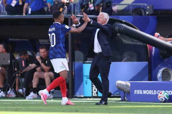 Didier Deschamps homenageia Mbappé após vitória da França sobre a Suécia na Copa do Mundo