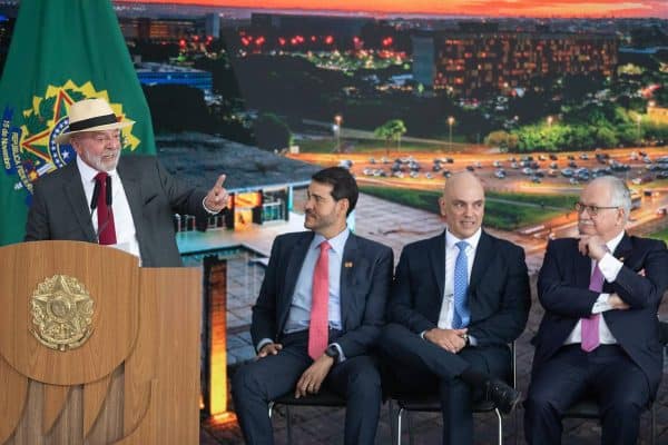 Aliados buscam reaproximação entre Jorge Messias e Alexandre de Moraes após rejeição no Senado