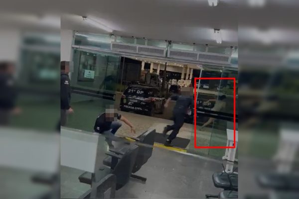 Travesti rouba iPhone de policial em delegacia do DF e o destrói